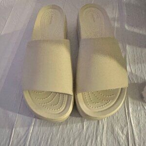 Crocs Brooklyn Slides in Bone